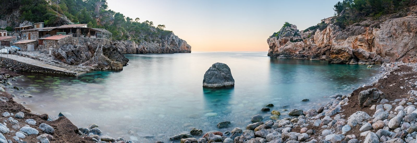 Deià: arte, gastronomía y personajes relevantes 1 Cala Deià, Deià, Mallorca