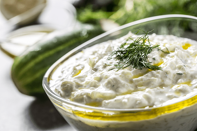 Ensalada de pasta con salsa tzatziki 1 Salsa tzatziki con aceite de oliva virgen extra