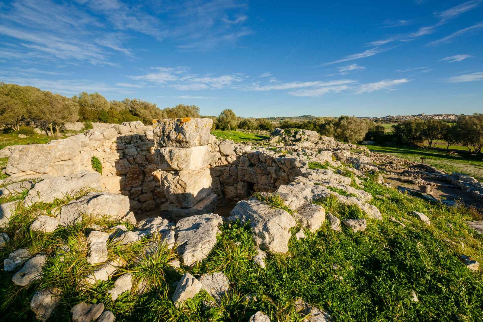 Hiking in Mallorca. Hiking routes in es Pla de Mallorca. 2 Talaiot en Montuiri, senderismo en Mallorca