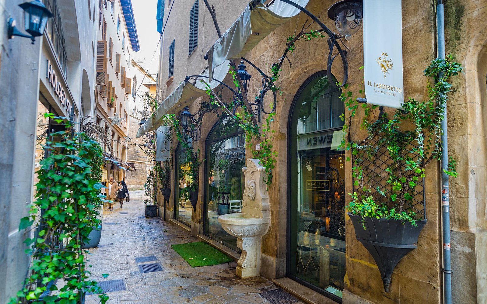 Vacations in Mallorca. Seven days to get to know the island on your first visit. 3 Vacaciones en Mallorca, día de compras